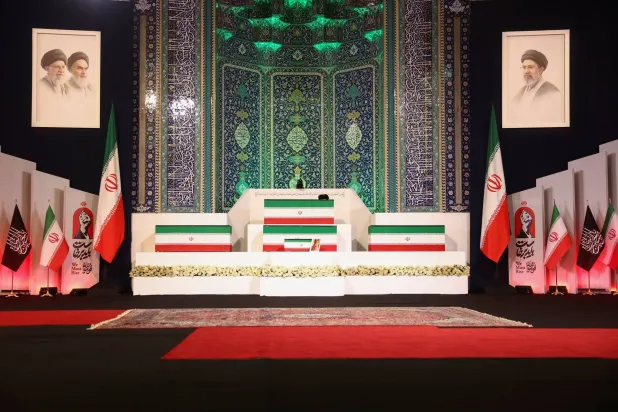 جثمان المرشد علي خامنئي الذي قُتل في ضربة أميركية إسرائيلية إضافة إلى جثامين أفراد عائلته داخل مصلى طهران (رويترز)