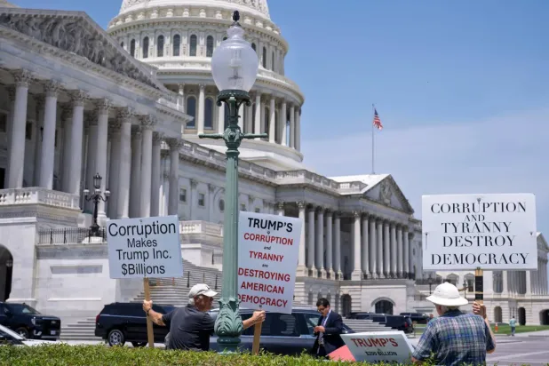 30 Haziran'da Kongre binası önünde Trump'ı ve yolsuzluklarını kınayan bir gösteri düzenlendi (AP)