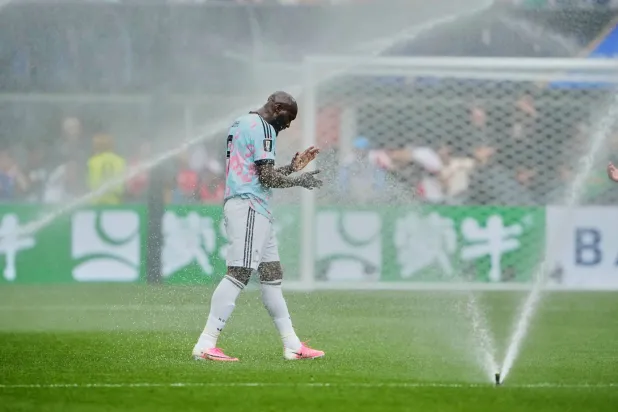  Belgium's Romelu Lukaku (9) returns to the pitch after a hydration break during the World Cup round of 32 match between Belgium and Senegal in Seattle, Wednesday, July 1, 2026. (AP) 