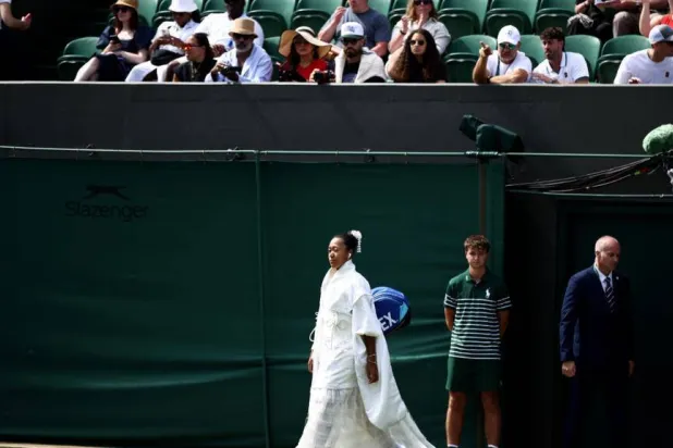 Japan's Naomi Osaka, known for her flamboyant outfits, arrived on Monday in a kimono-inspired white dress. Henry NICHOLLS / AFP
