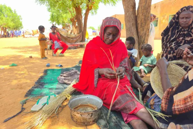 (foto altı) Sudan’ın el-Ubeyd kenti yakınlarındaki bir mülteci kampında bulunan Sudanlı kadınlar, 29 Haziran 2026 (AFP)