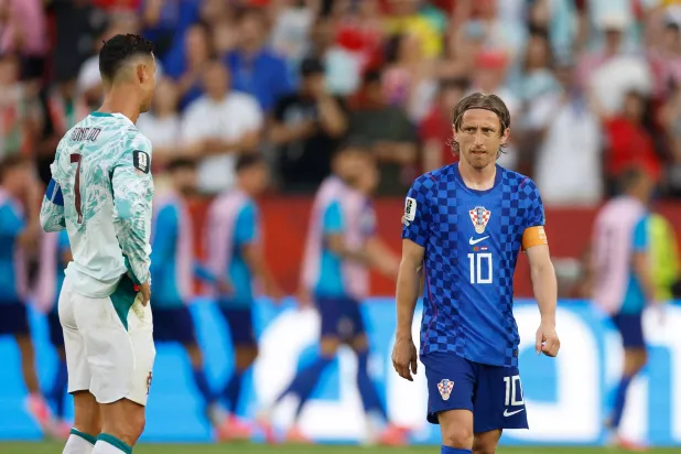 نجم البرتغال كريستيانو رونالدو يشيد بقائد كرواتيا لوكا مودريتش (أ.ف.ب)