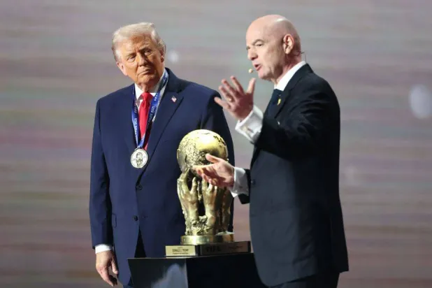 الرئيس الأميركي دونالد ترمب ورئيس فيفا جاني إنفانتينو في أثناء حصوله على جائزة السلام (رويترز)