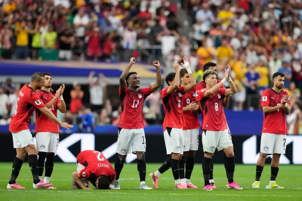  لاعبو مصر يحتفلون بتأهلهم بركلات الترجيح(ا.ب)