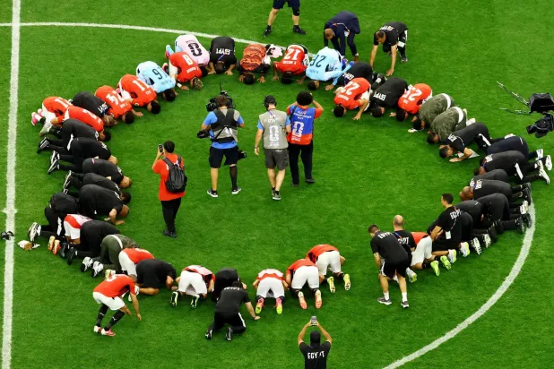 لاعبو مصر بعد المباراة بعد تأهلهم لدور الـ16 من كأس العالم (رويترز)