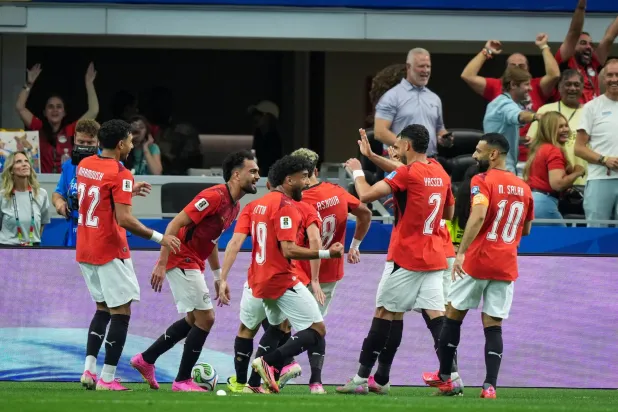 إمام عاشور يحتفل مع زملائه بعد تسجيل الهدف الأول لفريقه خلال مباراة دور الـ32 لكأس العالم 2026 بين أستراليا ومصر (د.ب.أ)