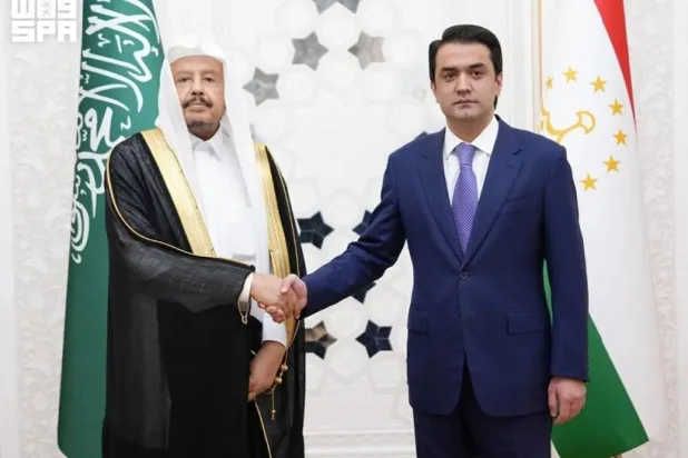 Tajikistan’s Chairman of the National Assembly and Mayor of Dushanbe Rustam Emomali welcomes Saudi Arabia’s Shura Council Speaker Sheikh Dr. Abdullah Al-Sheikh at the National Assembly. SPA