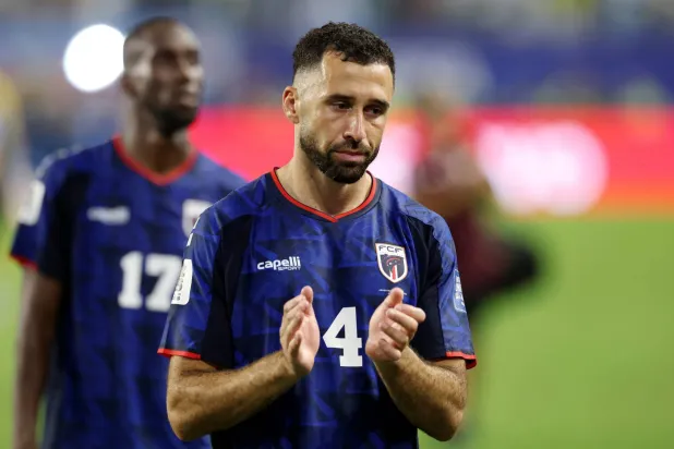 المدافع بيكو لوبيز من أم آيرلندية وتم استدعاؤه للمنتخب عبر شبكة «لينكدإن» (رويترز)
