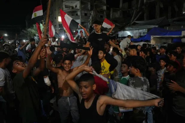 فلسطينيون يحتفلون بعد تأهل مصر لدور ثمن النهائي في كأس العالم 2026 في مخيم النصيرات (أ.ب)