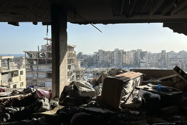 04 June 2026, Palestinian Territories, Gaza: Palestinians inspect a damaged house following an Israeli airstrike that targeted an apartment belonging to the Labad family in Gaza City. Photo: Hadi Daoud/APA Images via ZUMA Press Wire/dpa