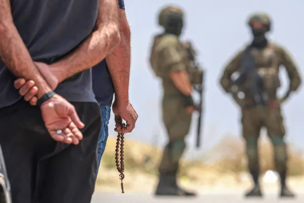 جنود إسرائيليون يمنعون سكان قرية قبلان الفلسطينية جنوب نابلس في الضفة الغربية من العودة إلى منازلهم بالسبت (أ.ف.ب)