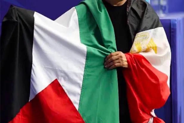 المدير الفني لمنتخب مصر حسام حسن يرفع علم فلسطين عقب الفوز على أستراليا (صفحته على فيسبوك)