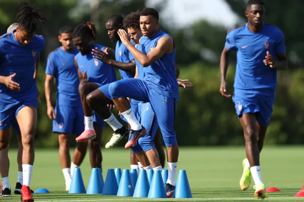 منتخب فرنسا يستعد لمواجهة الباراغواي في أجواء صعبة (أ.ف.ب)