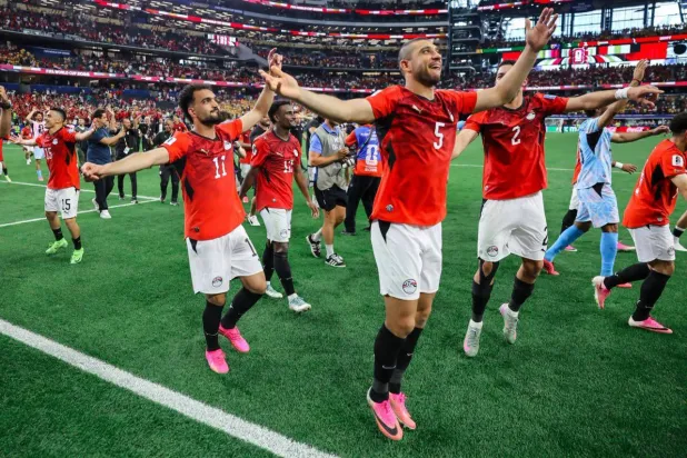 لاعبو منتخب مصر يحتفلون مع الجماهير بالصعود لثمن نهائي المونديال (الاتحاد المصري لكرة القدم)