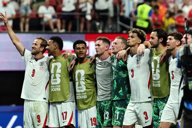 لاعبو إنجلترا يحتفلون بعد الفوز على الكونغو الديمقراطية في دور الـ32 من كأس العالم 2026 (إ.ب.إ)