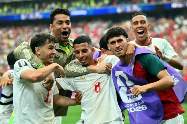 أوناحي محتفلاً بهدفه الأول في المباراة (إ.ب.أ)
