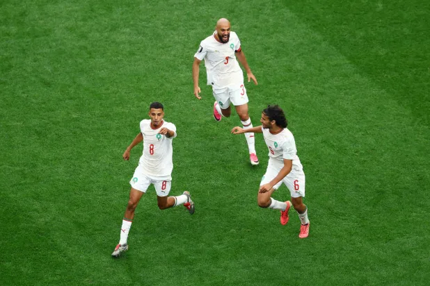 فرحة مغربية ببلوغ دور الربع النهائي من كأس العالم (رويترز)