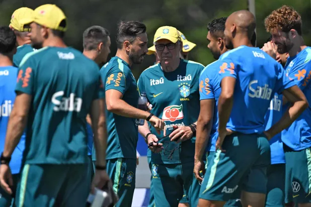 أنشيلوتي خلال التحضيرات (أ.ف.ب)