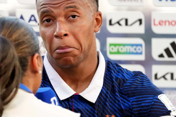 كيليان مبابي بدا منزعجاً من طريقة لعب منتخب باراغواي (رويترز) 