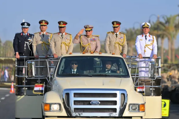 الرئيس عبد الفتاح السيسي وقادة الجيش المصري على سيارة مكشوفة خلال افتتاح مقر «القيادة الاستراتيجية للدولة» (الرئاسة المصرية)