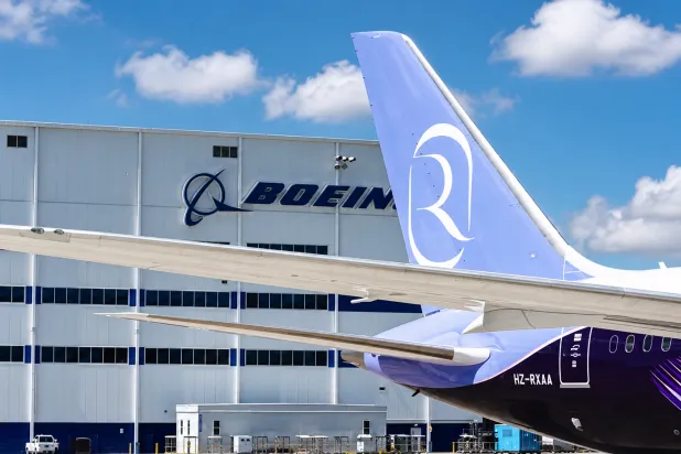 طائرة «بوينغ 787» في منشأة «بوينغ» بمدينة سياتل الأميركية (إكس)
