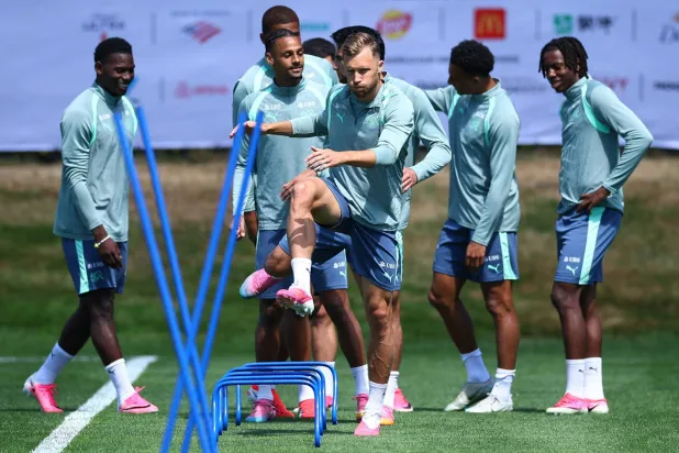الحصة التدريبية للمنتخب السويسري استعداداً لمواجهة كولومبيا (رويترز)