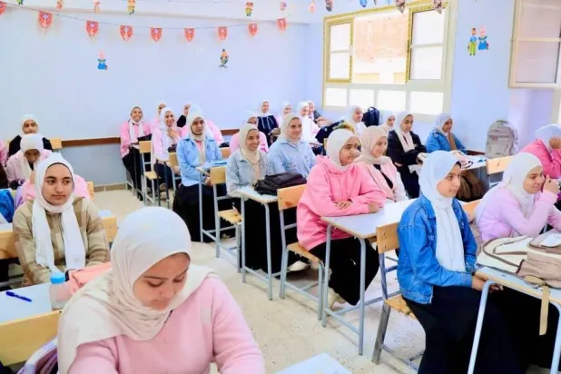 طالبات داخل فصل دراسي بإحدى المدارس المصرية أبريل الماضي (صفحة وزارة التربية والتعليم على «فيسبوك»)