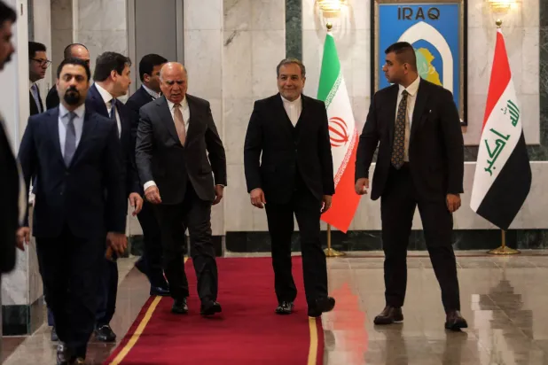 وزير الخارجية العراقي فؤاد حسين ونظيره الإيراني عباس عراقجي في بغداد يوم 6 ديسمبر 2024 (أ.ف.ب)