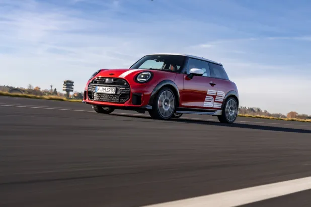 إصدار «MINI 1965 Victory Edition» يصل إلى السعودية احتفالاً بإحدى أيقونات عالم رياضة المحركات