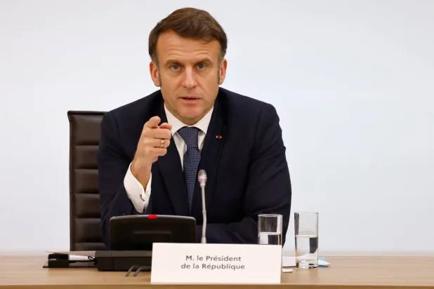 الرئيس الفرنسي إيمانويل ماكرون يتحدث خلال المؤتمر الدولي حول سوريا في باريس في فبراير 2025 (إ.ب.أ)
