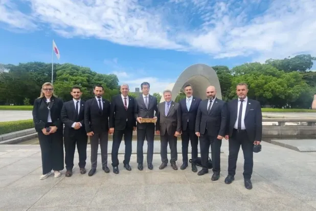 Suriye heyeti, Hiroşima Barış Müzesi'ni ziyaret ederek atom bombası kurbanlarının anısına çelenk bıraktı. (Suriye Bayındırlık ve İskân Bakanlığı)
