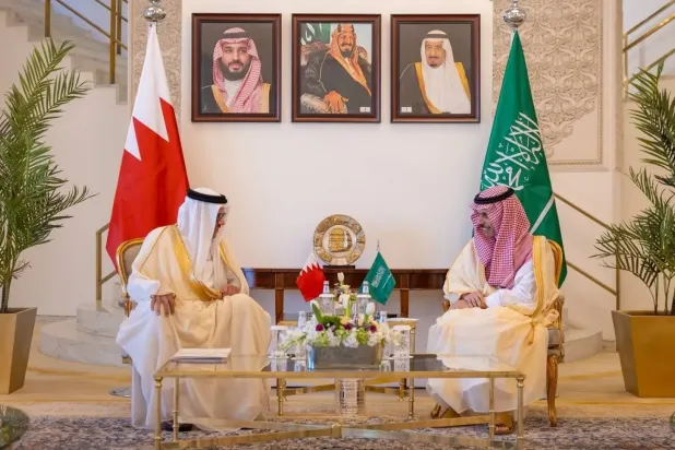 Prens Faysal bin Ferhan, başkent Riyad'da Dr. Abdul Latif al-Zeyani ile yaptığı görüşmede, (SPA)