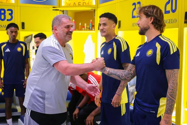 لاعبو النصر يصافحون المدرب الجديد بوستيكوغلو (نادي النصر)
