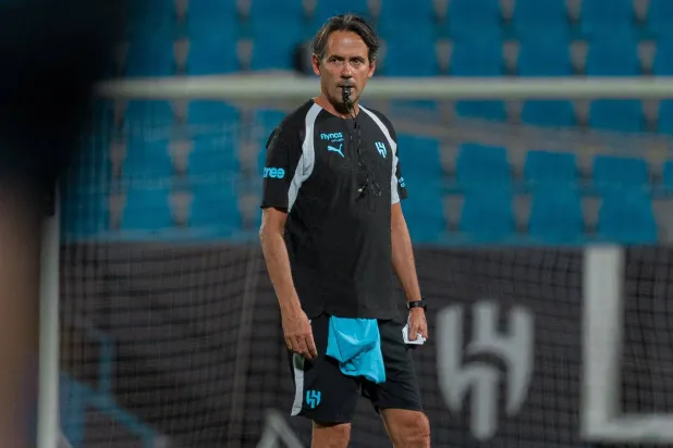 إنزاغي خلال إشرافه على تدريبات الهلال الأخيرة (موقع النادي)