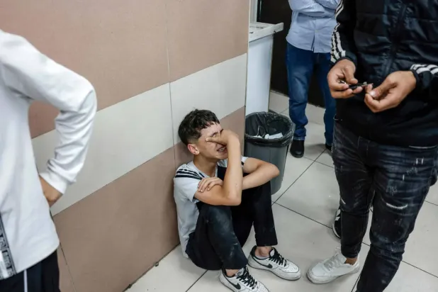 İsrail ordusunun öldürdüğü Velid Nidal Velid Ebu Suneyne'nin bir yakını, Batı Şeria'daki Ramallah Hastanesi'nde gözyaşı döküyor. (AFP)