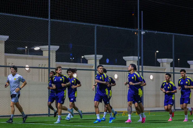 لاعبو النصر خلال عمليات الإحماء (موقع النادي)