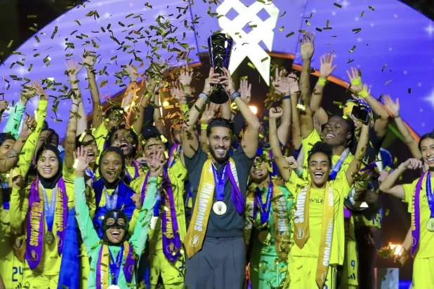 سيدات النصر لدى تتويجهن أبطالاً للدوري السعودي الموسم المنصرم (الشرق الأوسط)