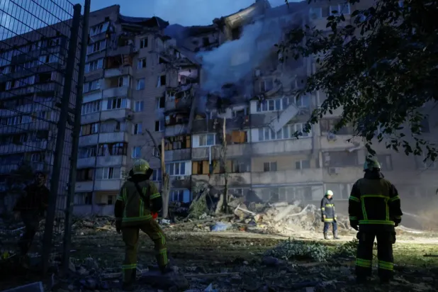 Rusya'nın başkent Kiev'i hedef alan hava saldırılarının vurduğu bir bölgede kurtarma ekipleri (Reuters)