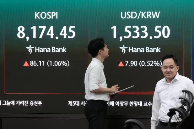 شاشة تعرض مؤشر «كوسبي» وسعر صرف العملات بين الدولار والوون الكوري الجنوبي في غرفة تداول العملات الأجنبية ببنك هانا (أ.ب) 