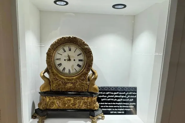 A rare historic clock is on display at the Exhibition of the Two Holy Mosques Architecture in Makkah. (SPA)