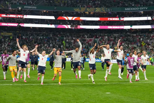 أصبح المنتخب الإنجليزي أول فريق يهزم المكسيك في ملعب «أزتيكا» ببطولة كأس العالم عبر التاريخ (أ.ب) 