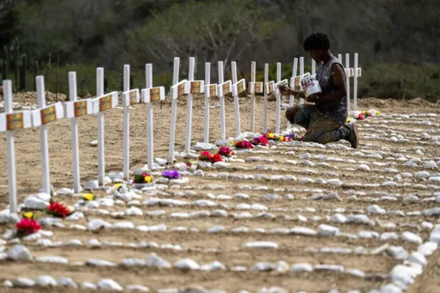 At La Esperanza cemetery in La Guaira, gravediggers buried more than 150 bodies still unidentified since the earthquakes. Miguel MEDINA / AFP
