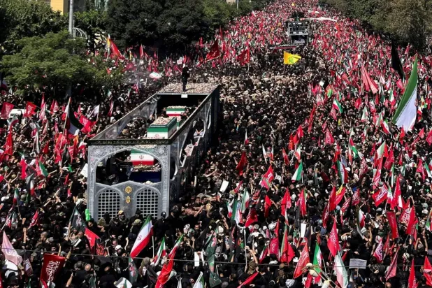 Tahran sokaklarında Hamaney için intikam” çağrısı...  Ahmedinejad'dan dikkat çeken dönüş