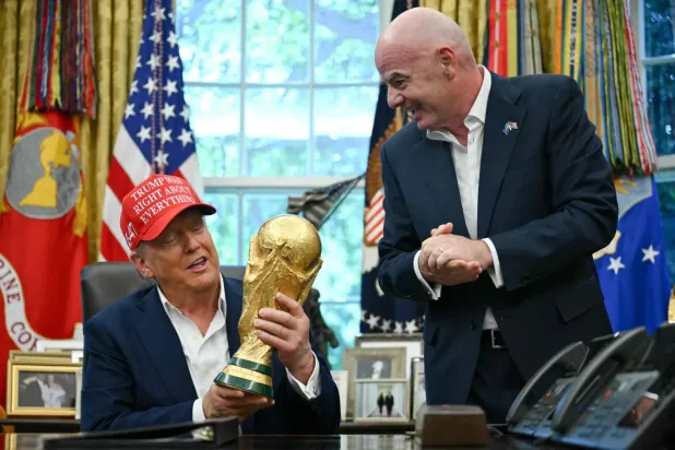 (foto altı) ABD Başkanı Donald Trump’ın FIFA Başkanı Gianni Infantino ile olan ilişkisi tartışma konusu haline geldi. (AFP)