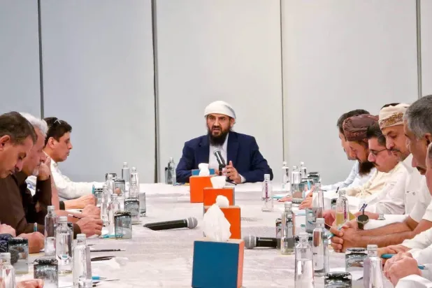 عضو مجلس القيادة الرئاسي عبد الرحمن المحرّمي خلال لقائه أعضاء الوفد الجنوبي في الرياض (مكتب المحرّمي)