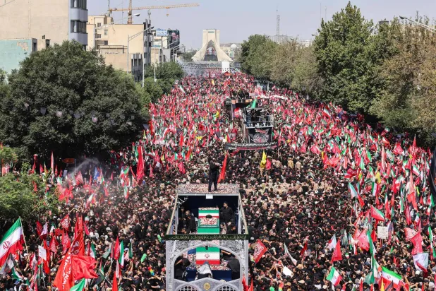  مشيعون يتجمعون حول نعوش المرشد الإيراني السابق علي خامنئي وأفراد من عائلته، مع توجه موكب التشييع نحو ميدان آزادي في طهران، 6 يوليو 2026 (أ.ف.ب)