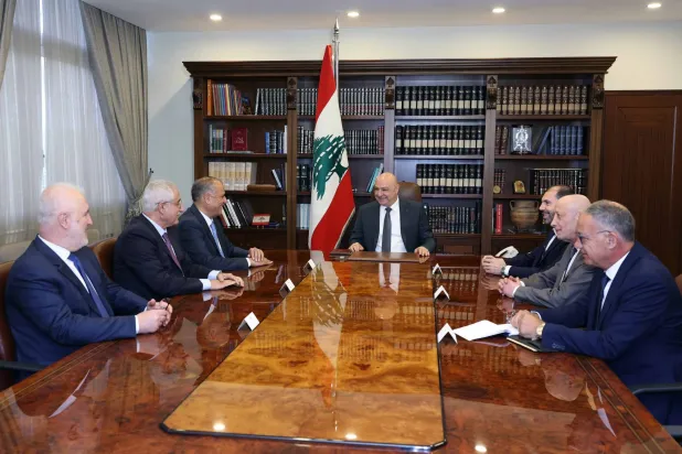 رئيس الجمهورية جوزيف عون مستقبلاً وفداً من تكتل «الاعتدال الوطني» (الرئاسة اللبنانية)