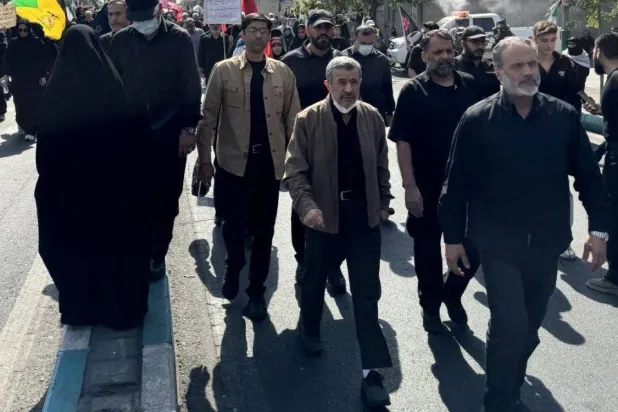 صورة نشرها موقع «دولت بهار»، الناطق باسم مكتب الرئيس الأسبق محمود أحمدي نجاد من مشاركته في تشييع المرشد السابق علي خامنئي في طهران الأثنين 