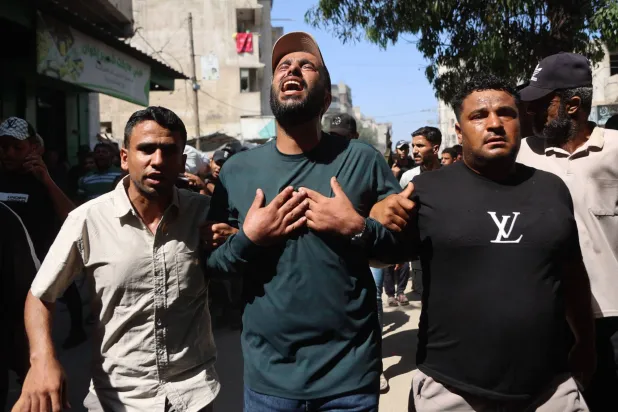 فلسطينيون خلال جنازة زوجين قُتلا في قصف إسرائيلي استهدف حي الصبرة بمدينة غزة يوم الاثنين (أ.ف.ب)