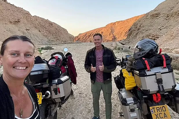 صورة «سِيلْفي» في مكان غير محدد وزعتها عائلة كريغ وليندسي فورمان تظهر الزوجين المحتجزين بإيران (أ.ف.ب)